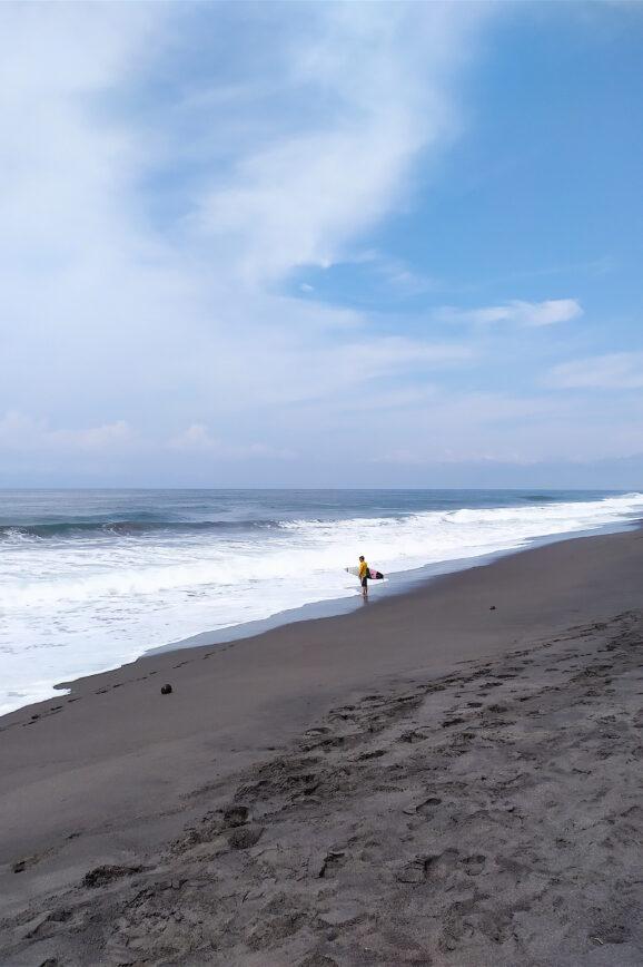 La plage de sable noir de Monterrico au Guatemala
