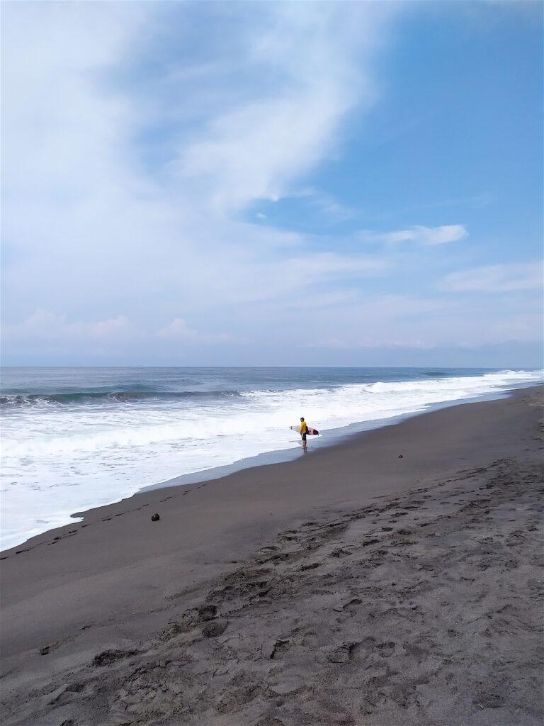 La plage de sable noir de Monterrico au Guatemala